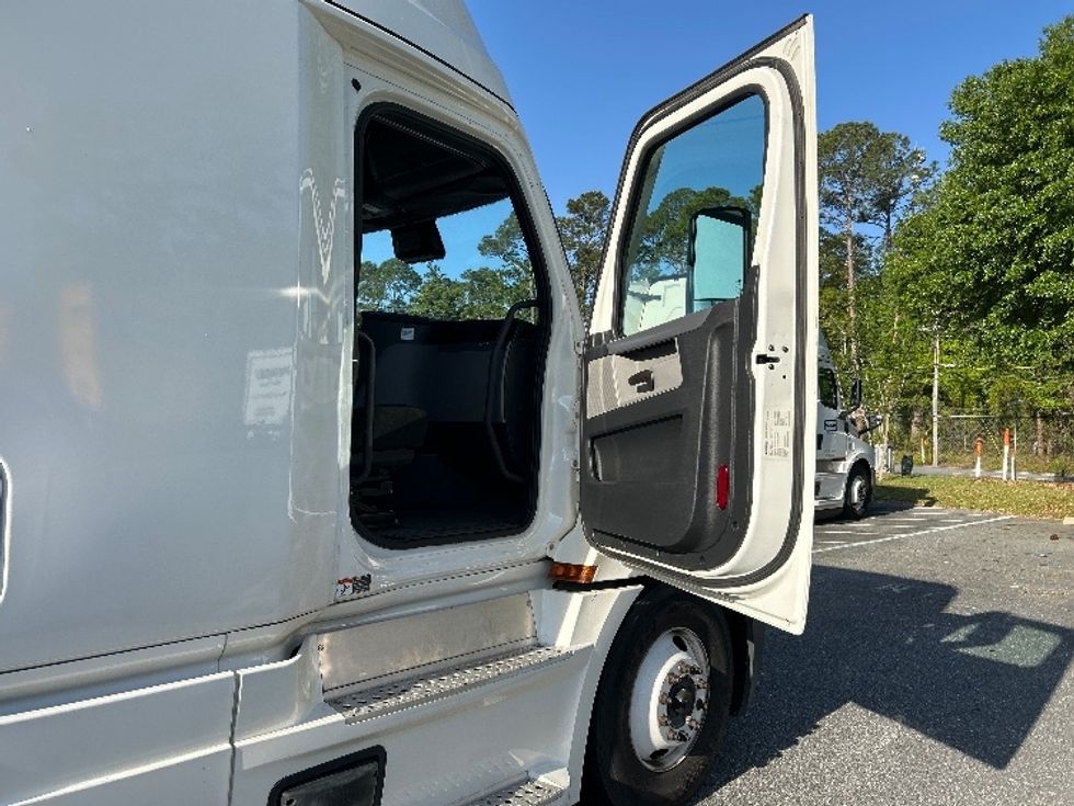 Sleeper Tractor-Heavy Duty Tractors-Freightliner-2020-T12664ST-Avon Lake-OH-513,880\n\t\tmiles-$ 58,750 - Image 12