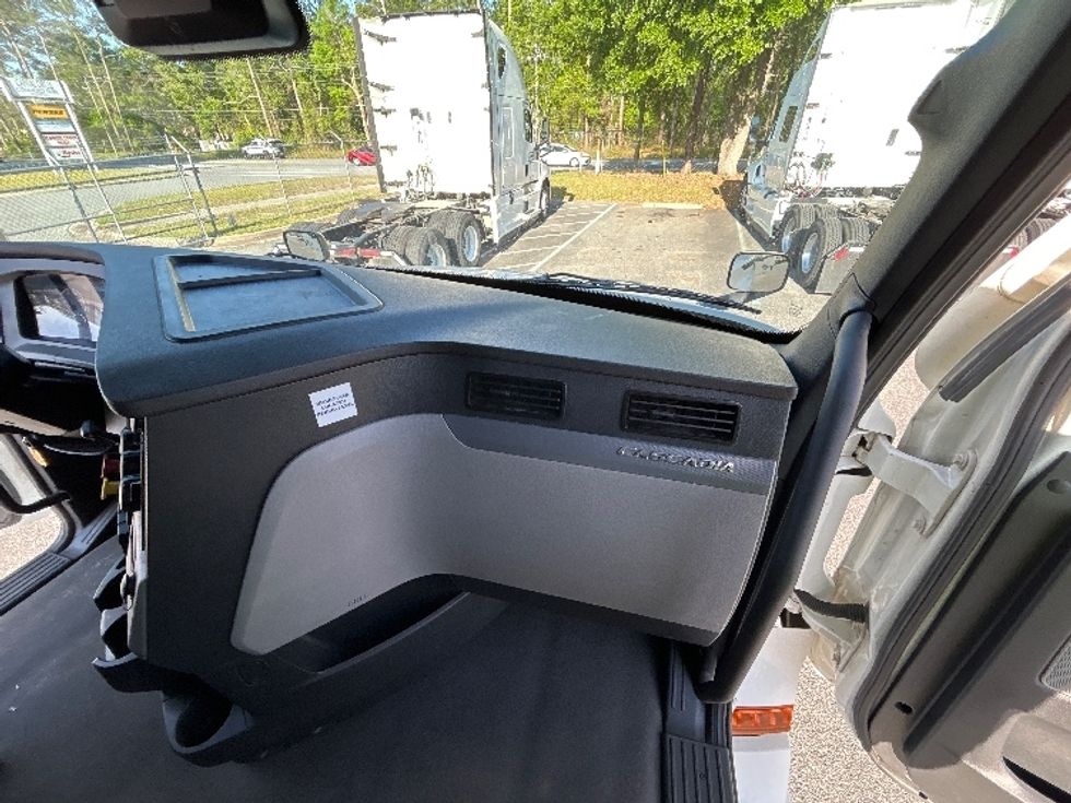 Sleeper Tractor-Heavy Duty Tractors-Freightliner-2020-T12664ST-Avon Lake-OH-513,880\n\t\tmiles-$ 58,750 - Image 13