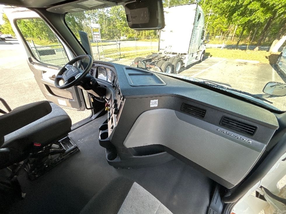 Sleeper Tractor-Heavy Duty Tractors-Freightliner-2020-T12664ST-Avon Lake-OH-513,880\n\t\tmiles-$ 58,750 - Image 14