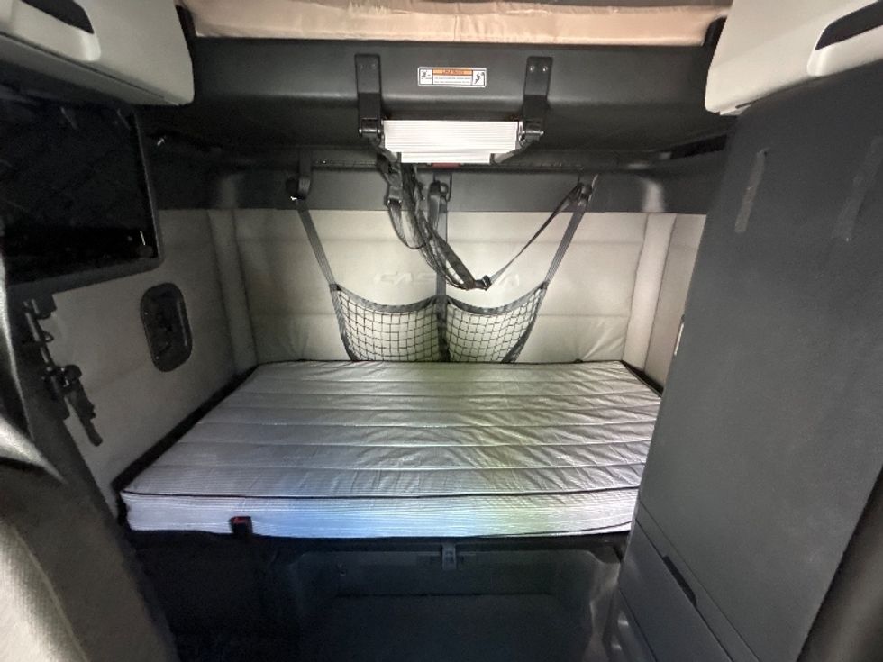 Sleeper Tractor-Heavy Duty Tractors-Freightliner-2020-T12664ST-Avon Lake-OH-513,880\n\t\tmiles-$ 58,750 - Image 15