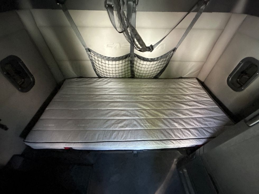 Sleeper Tractor-Heavy Duty Tractors-Freightliner-2020-T12664ST-Avon Lake-OH-513,880\n\t\tmiles-$ 58,750 - Image 16