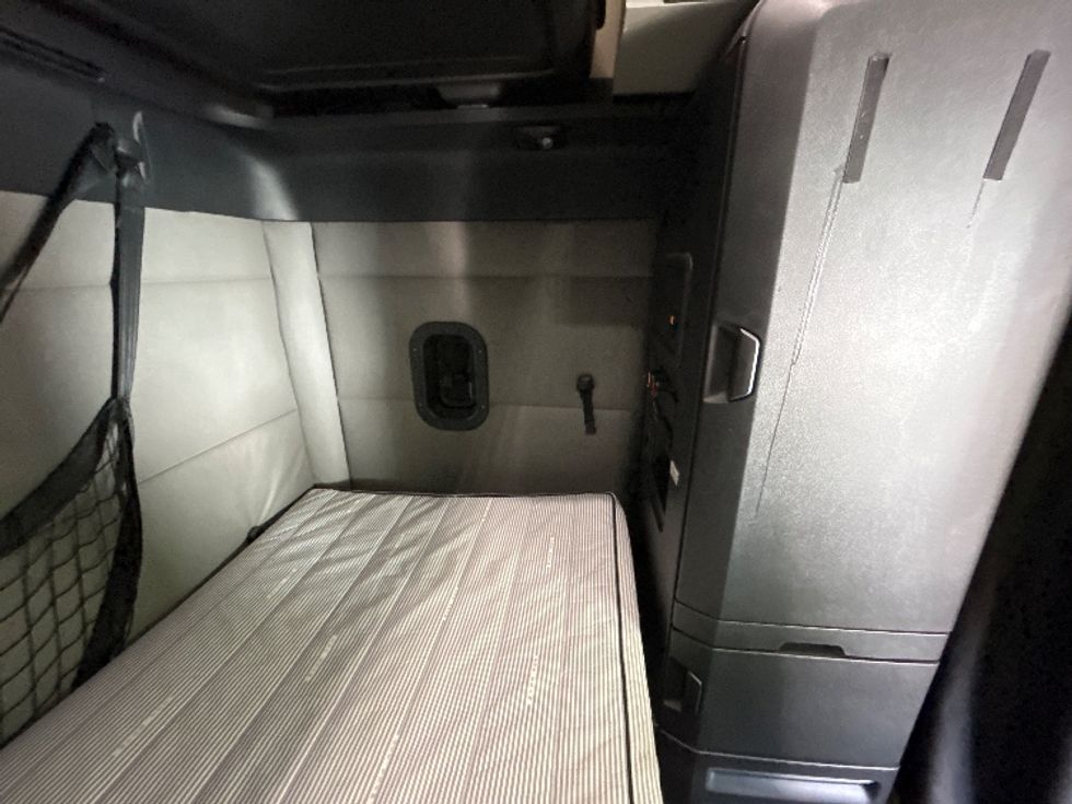 Sleeper Tractor-Heavy Duty Tractors-Freightliner-2020-T12664ST-Avon Lake-OH-513,880\n\t\tmiles-$ 58,750 - Image 17