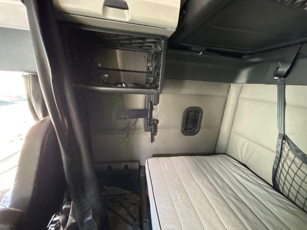 Sleeper Tractor-Heavy Duty Tractors-Freightliner-2020-T12664ST-Avon Lake-OH-513,880\n\t\tmiles-$ 58,750 - Image 18