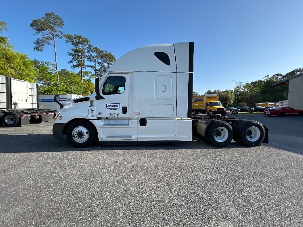 Sleeper Tractor-Heavy Duty Tractors-Freightliner-2020-T12664ST-Avon Lake-OH-513,880\n\t\tmiles-$ 58,750 - Image 3