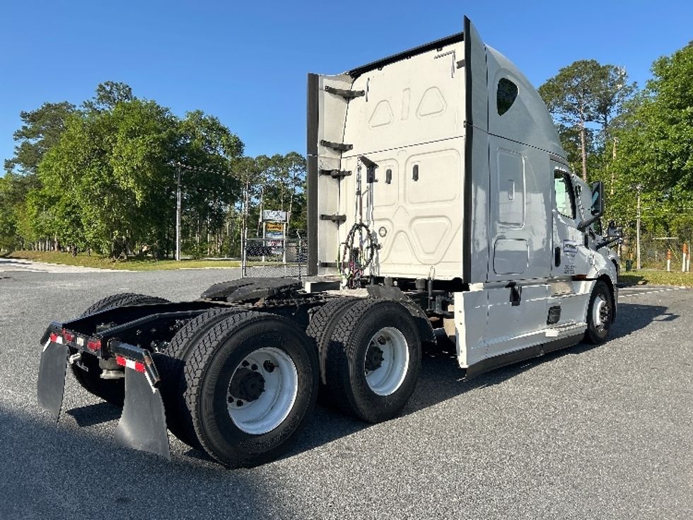 Sleeper Tractor-Heavy Duty Tractors-Freightliner-2020-T12664ST-Avon Lake-OH-513,880\n\t\tmiles-$ 58,750 - Image 6