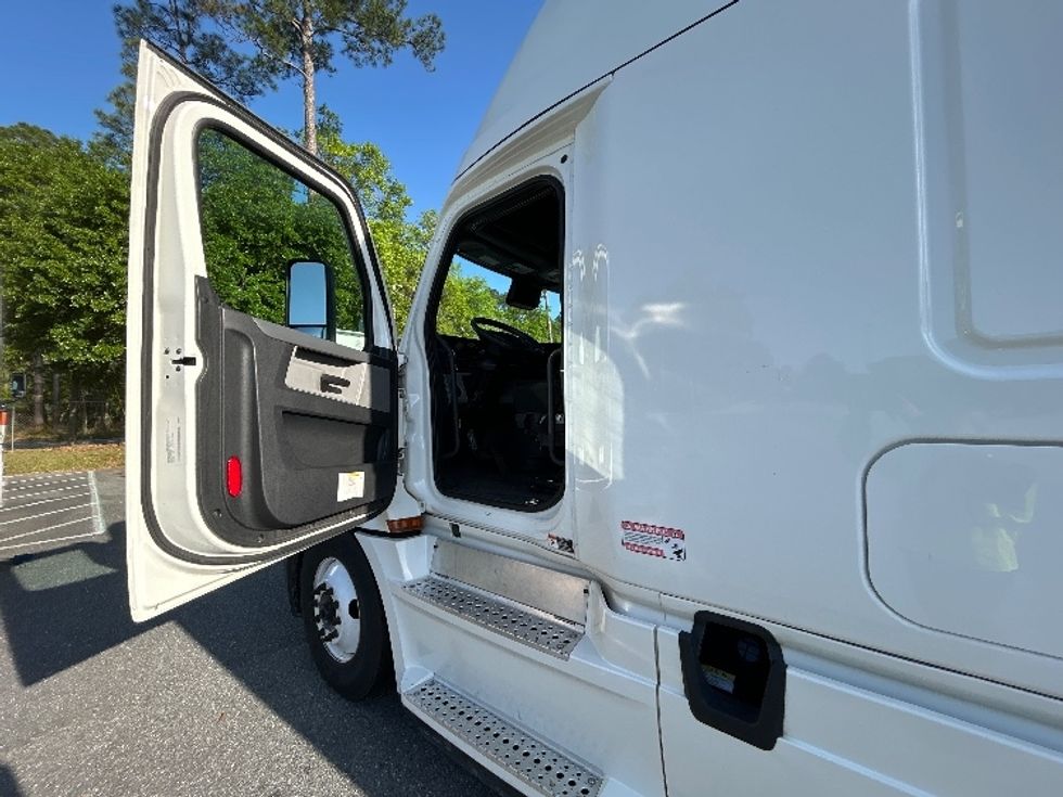 Sleeper Tractor-Heavy Duty Tractors-Freightliner-2020-T12664ST-Avon Lake-OH-513,880\n\t\tmiles-$ 58,750 - Image 8