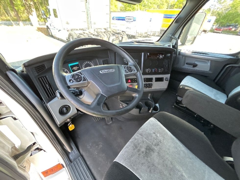 Sleeper Tractor-Heavy Duty Tractors-Freightliner-2020-T12664ST-Avon Lake-OH-513,880\n\t\tmiles-$ 58,750 - Image 9