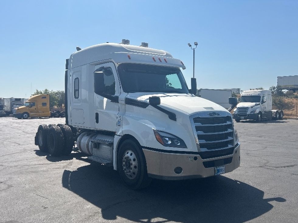 Sleeper Tractor-Heavy Duty Tractors-Freightliner-2020-T12664ST-Bakersfield-CA-143,189\n\t\tmiles-$ 94,000 - Image 1