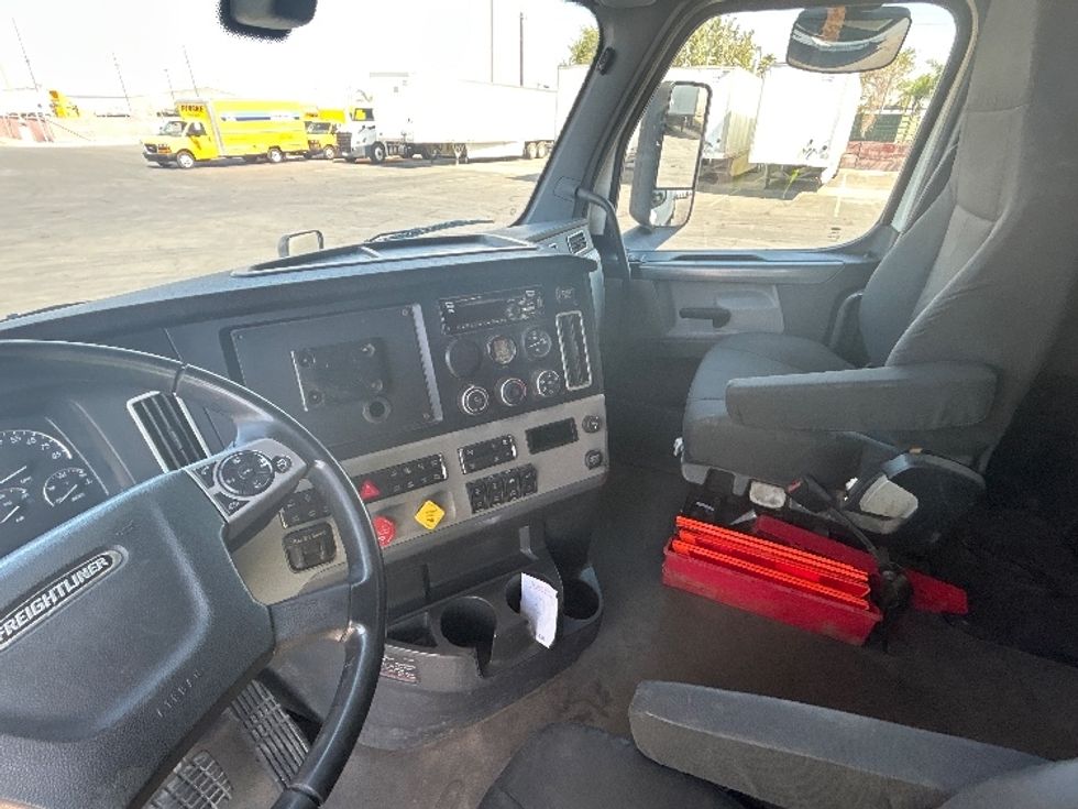 Sleeper Tractor-Heavy Duty Tractors-Freightliner-2020-T12664ST-Bakersfield-CA-143,189\n\t\tmiles-$ 94,000 - Image 10