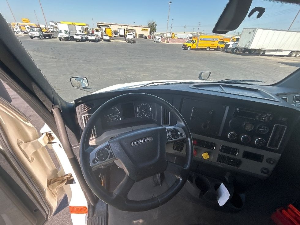 Sleeper Tractor-Heavy Duty Tractors-Freightliner-2020-T12664ST-Bakersfield-CA-143,189\n\t\tmiles-$ 94,000 - Image 11
