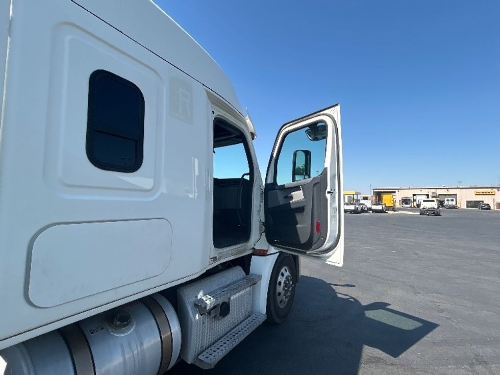 Sleeper Tractor-Heavy Duty Tractors-Freightliner-2020-T12664ST-Bakersfield-CA-143,189\n\t\tmiles-$ 94,000 - Image 13