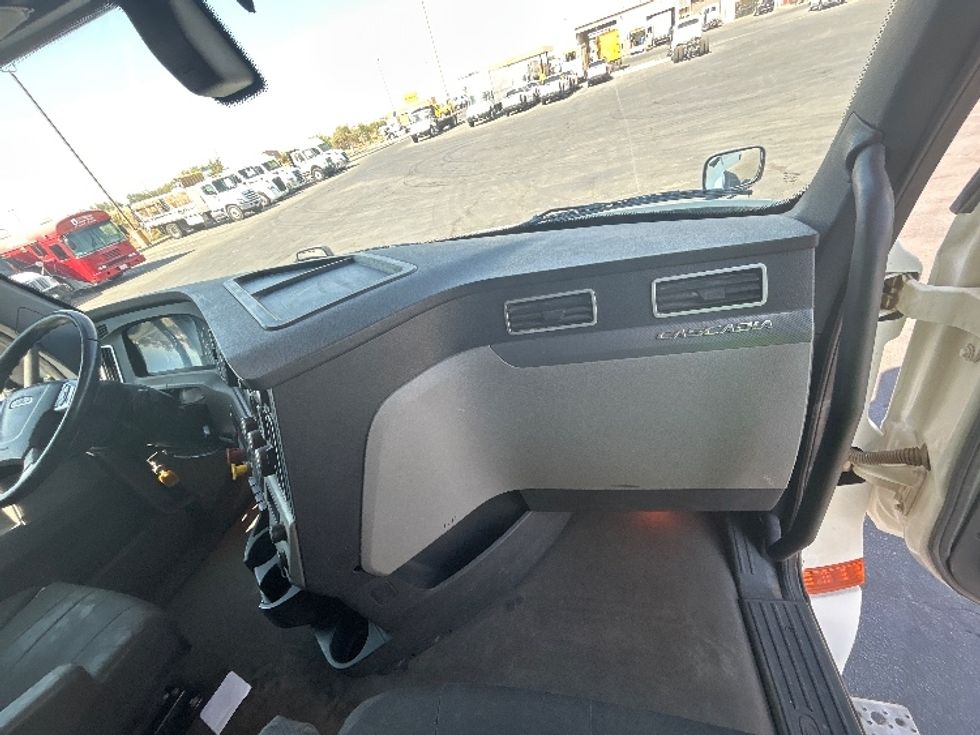 Sleeper Tractor-Heavy Duty Tractors-Freightliner-2020-T12664ST-Bakersfield-CA-143,189\n\t\tmiles-$ 94,000 - Image 14