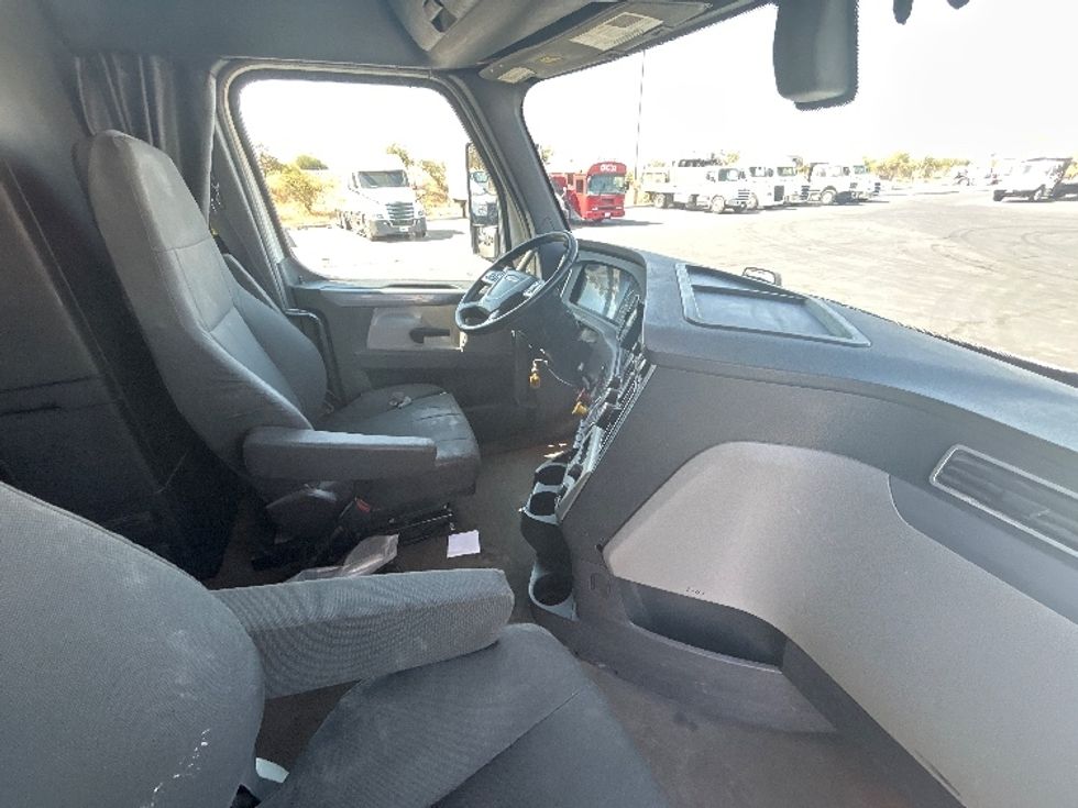 Sleeper Tractor-Heavy Duty Tractors-Freightliner-2020-T12664ST-Bakersfield-CA-143,189\n\t\tmiles-$ 94,000 - Image 15