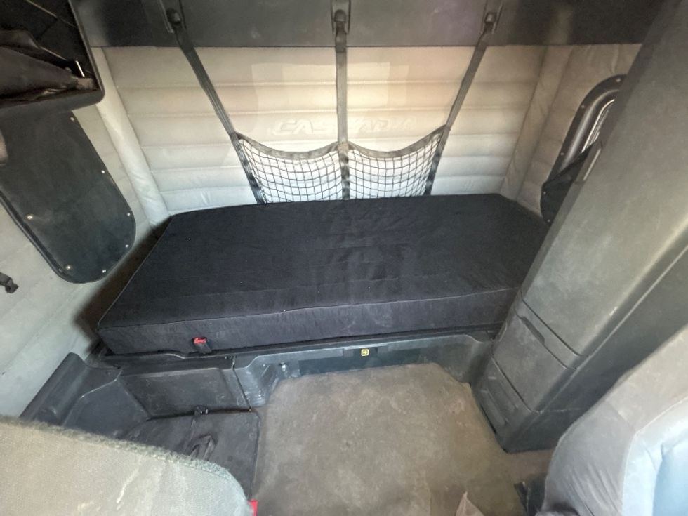 Sleeper Tractor-Heavy Duty Tractors-Freightliner-2020-T12664ST-Bakersfield-CA-143,189\n\t\tmiles-$ 94,000 - Image 16