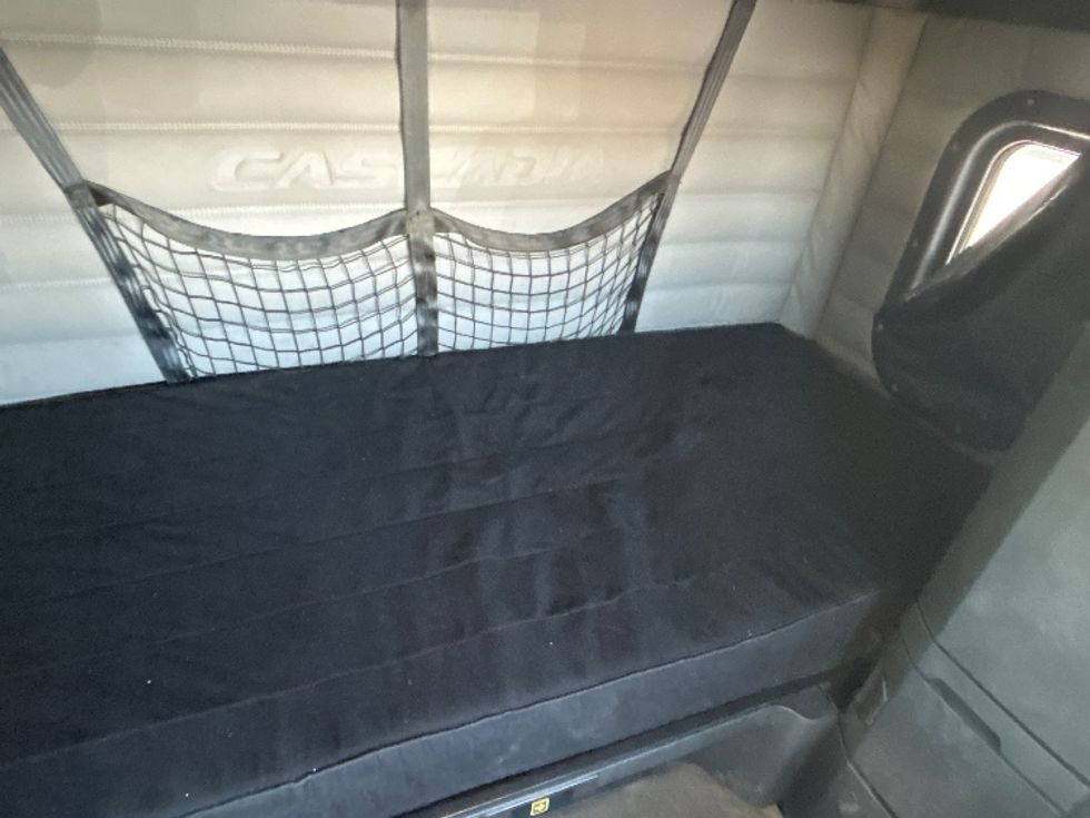 Sleeper Tractor-Heavy Duty Tractors-Freightliner-2020-T12664ST-Bakersfield-CA-143,189\n\t\tmiles-$ 94,000 - Image 17