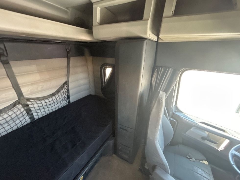 Sleeper Tractor-Heavy Duty Tractors-Freightliner-2020-T12664ST-Bakersfield-CA-143,189\n\t\tmiles-$ 94,000 - Image 18