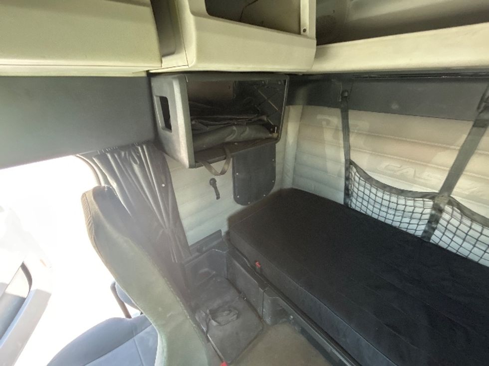 Sleeper Tractor-Heavy Duty Tractors-Freightliner-2020-T12664ST-Bakersfield-CA-143,189\n\t\tmiles-$ 94,000 - Image 19