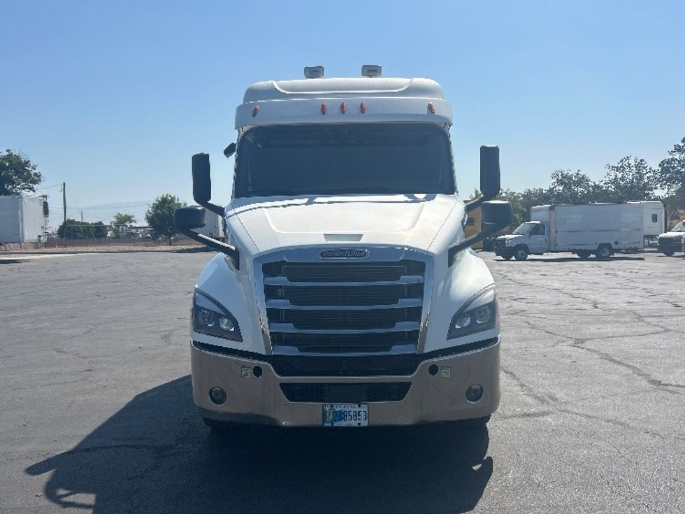 Sleeper Tractor-Heavy Duty Tractors-Freightliner-2020-T12664ST-Bakersfield-CA-143,189\n\t\tmiles-$ 94,000 - Image 2