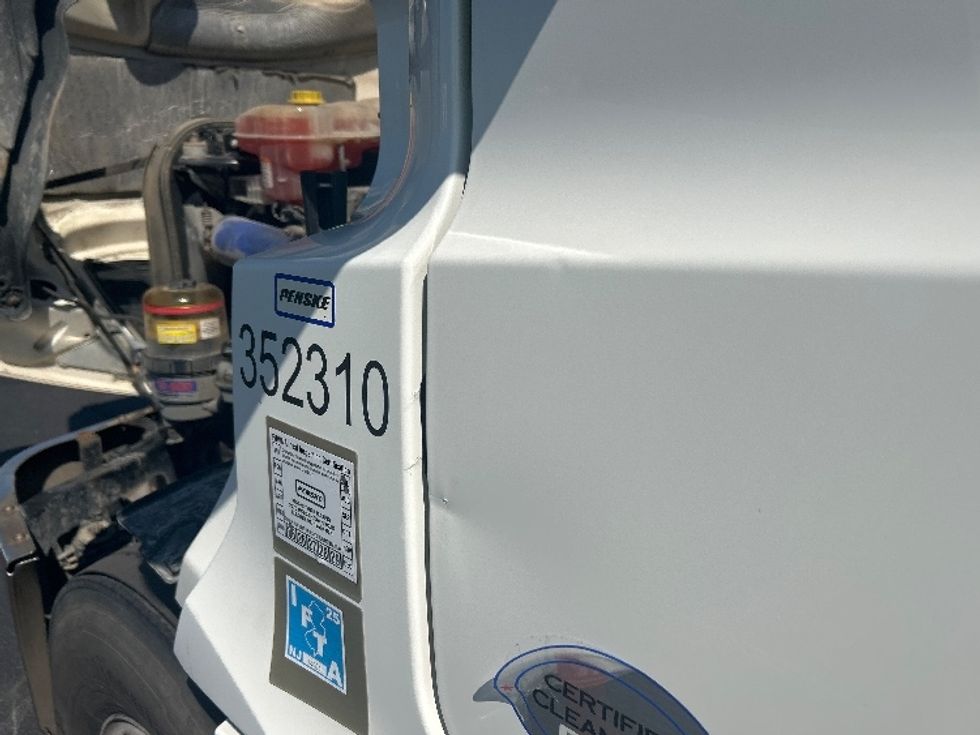 Sleeper Tractor-Heavy Duty Tractors-Freightliner-2020-T12664ST-Bakersfield-CA-143,189\n\t\tmiles-$ 94,000 - Image 22