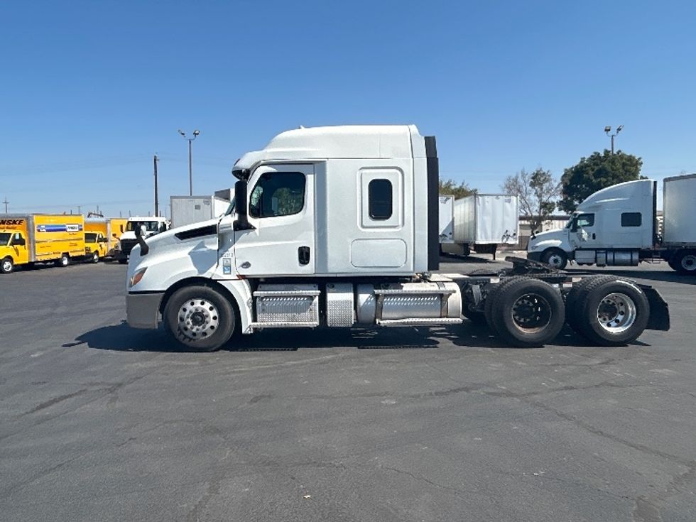 Sleeper Tractor-Heavy Duty Tractors-Freightliner-2020-T12664ST-Bakersfield-CA-143,189\n\t\tmiles-$ 94,000 - Image 4