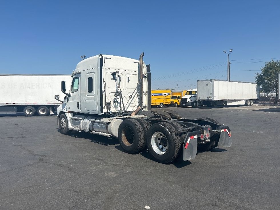 Sleeper Tractor-Heavy Duty Tractors-Freightliner-2020-T12664ST-Bakersfield-CA-143,189\n\t\tmiles-$ 94,000 - Image 5
