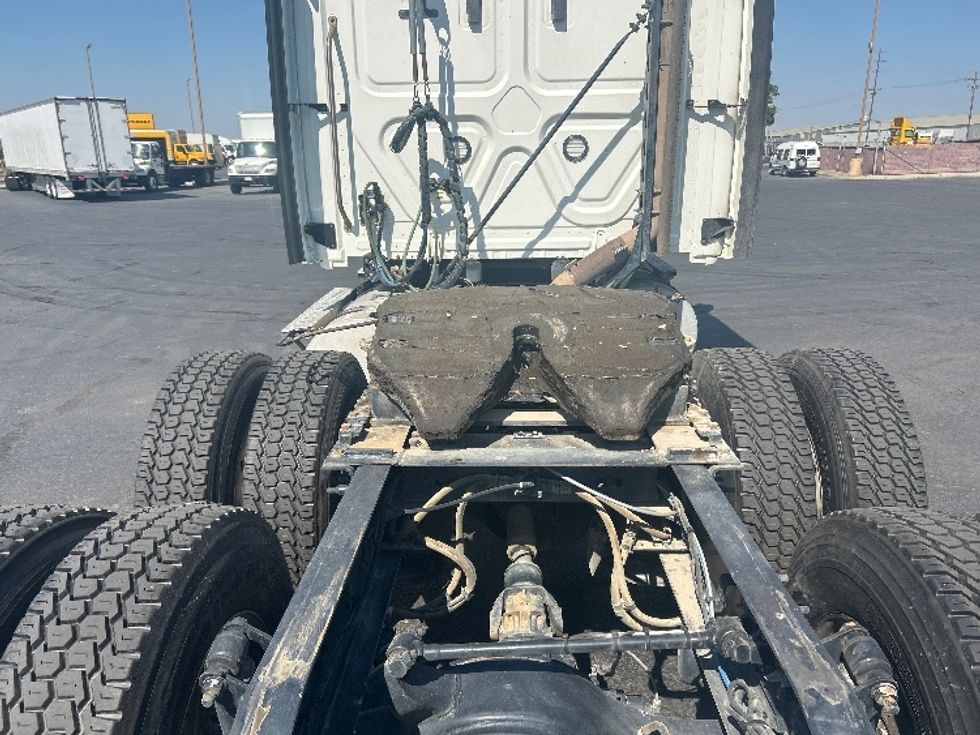 Sleeper Tractor-Heavy Duty Tractors-Freightliner-2020-T12664ST-Bakersfield-CA-143,189\n\t\tmiles-$ 94,000 - Image 6