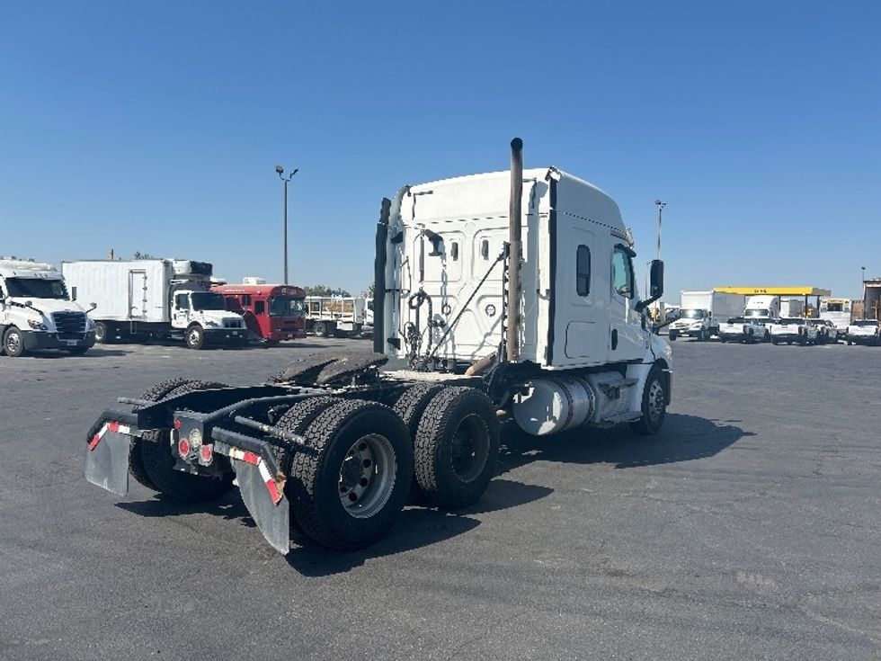 Sleeper Tractor-Heavy Duty Tractors-Freightliner-2020-T12664ST-Bakersfield-CA-143,189\n\t\tmiles-$ 94,000 - Image 7