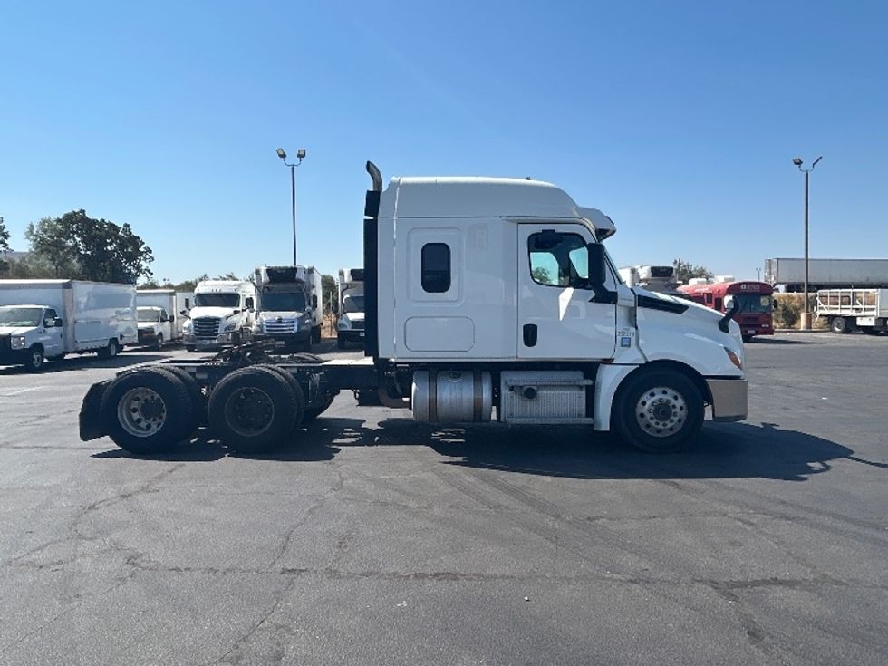 Sleeper Tractor-Heavy Duty Tractors-Freightliner-2020-T12664ST-Bakersfield-CA-143,189\n\t\tmiles-$ 94,000 - Image 8