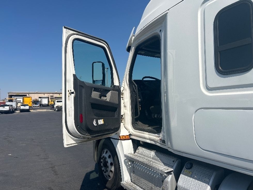 Sleeper Tractor-Heavy Duty Tractors-Freightliner-2020-T12664ST-Bakersfield-CA-143,189\n\t\tmiles-$ 94,000 - Image 9