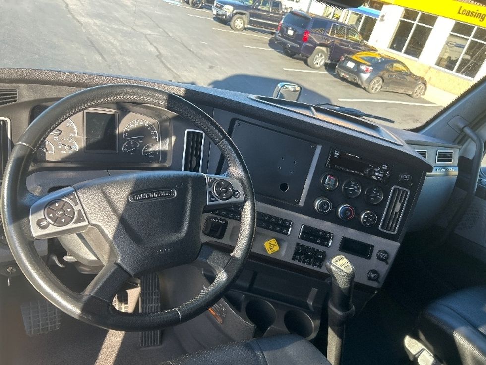 Sleeper Tractor-Heavy Duty Tractors-Freightliner-2020-T12664ST-Baltimore-MD-133,974\n\t\tmiles-$ 90,750 - Image 11