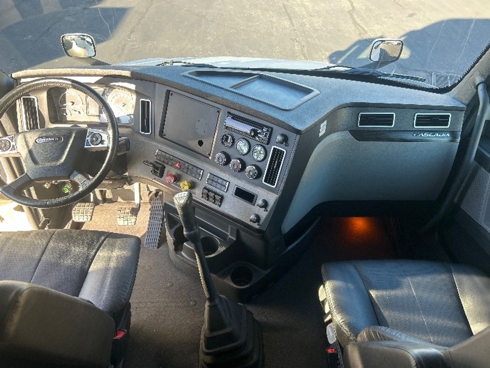 Sleeper Tractor-Heavy Duty Tractors-Freightliner-2020-T12664ST-Baltimore-MD-133,974\n\t\tmiles-$ 90,750 - Image 12