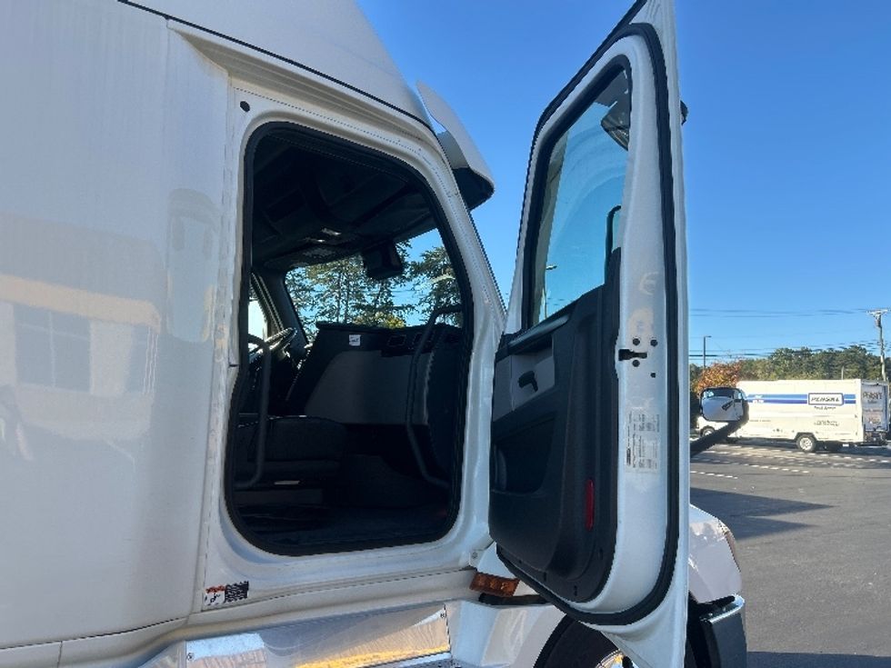 Sleeper Tractor-Heavy Duty Tractors-Freightliner-2020-T12664ST-Baltimore-MD-133,974\n\t\tmiles-$ 90,750 - Image 13
