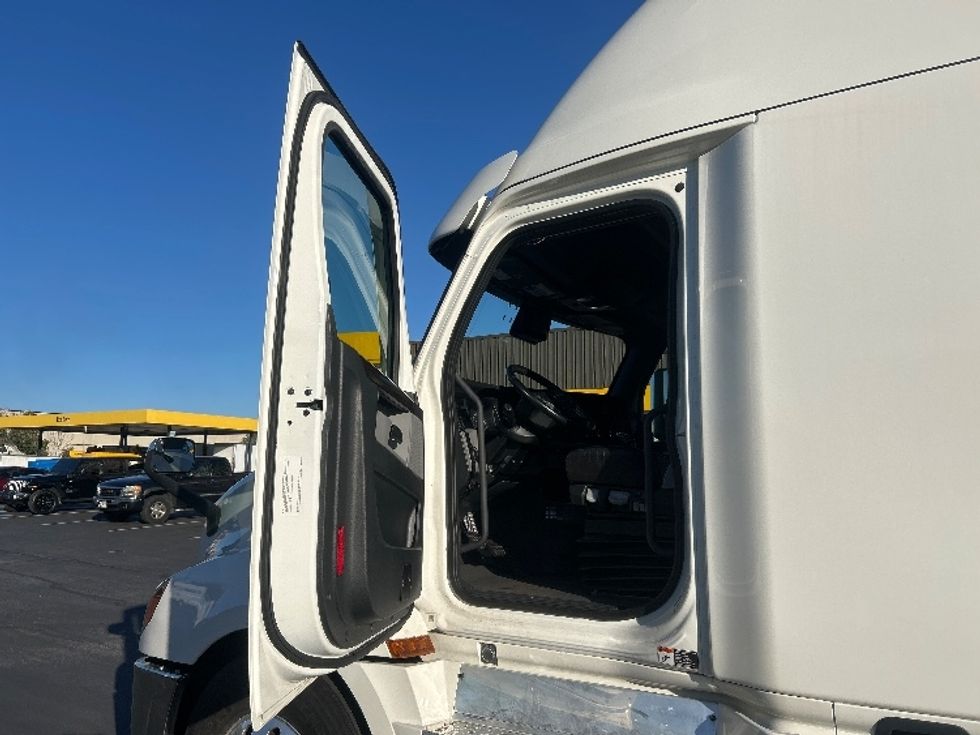 Sleeper Tractor-Heavy Duty Tractors-Freightliner-2020-T12664ST-Baltimore-MD-133,974\n\t\tmiles-$ 90,750 - Image 9