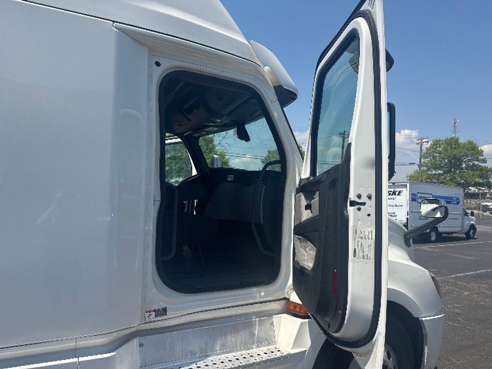 Sleeper Tractor-Heavy Duty Tractors-Freightliner-2020-T12664ST-Baltimore-MD-468,374\n\t\tmiles-$ 65,250 - Image 13