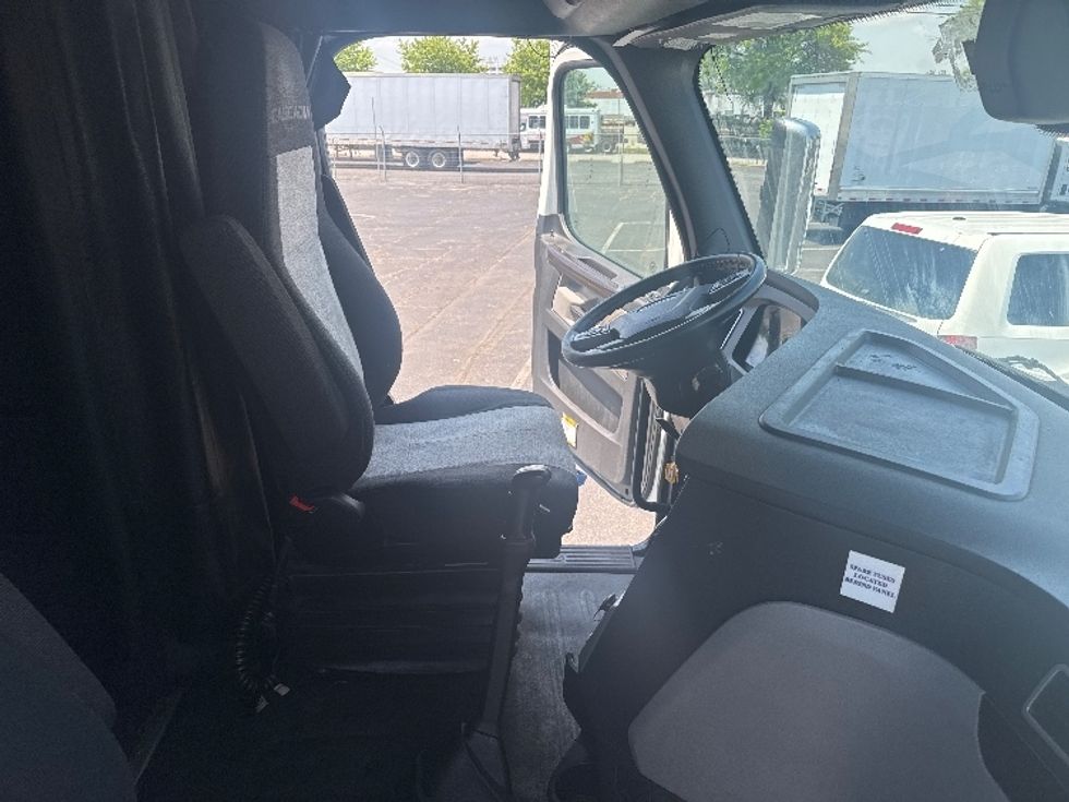 Sleeper Tractor-Heavy Duty Tractors-Freightliner-2020-T12664ST-Baltimore-MD-468,374\n\t\tmiles-$ 65,250 - Image 15