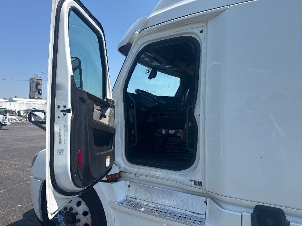 Sleeper Tractor-Heavy Duty Tractors-Freightliner-2020-T12664ST-Baltimore-MD-468,374\n\t\tmiles-$ 65,250 - Image 9
