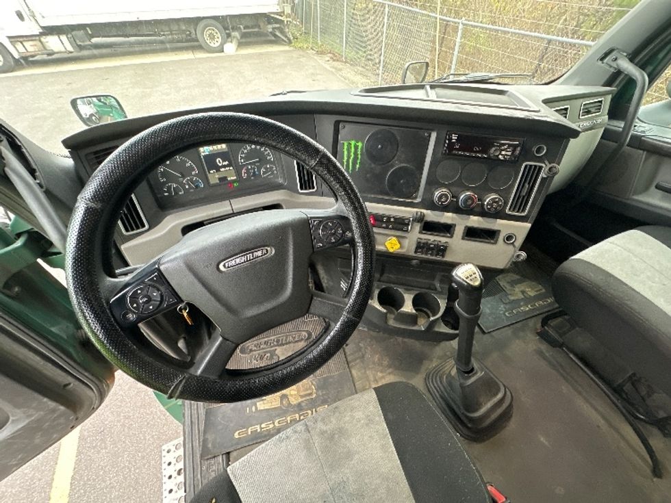 Sleeper Tractor-Heavy Duty Tractors-Freightliner-2020-T12664ST-Baltimore-MD-507,195\n\t\tmiles-$ 57,000 - Image 11
