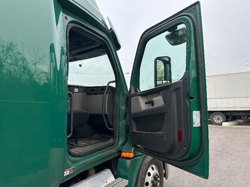 Sleeper Tractor-Heavy Duty Tractors-Freightliner-2020-T12664ST-Baltimore-MD-507,195\n\t\tmiles-$ 57,000 - Image 13