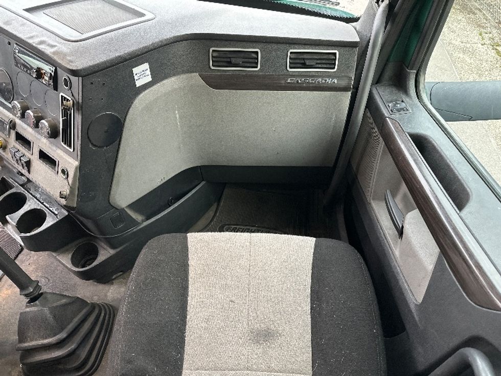 Sleeper Tractor-Heavy Duty Tractors-Freightliner-2020-T12664ST-Baltimore-MD-507,195\n\t\tmiles-$ 57,000 - Image 14