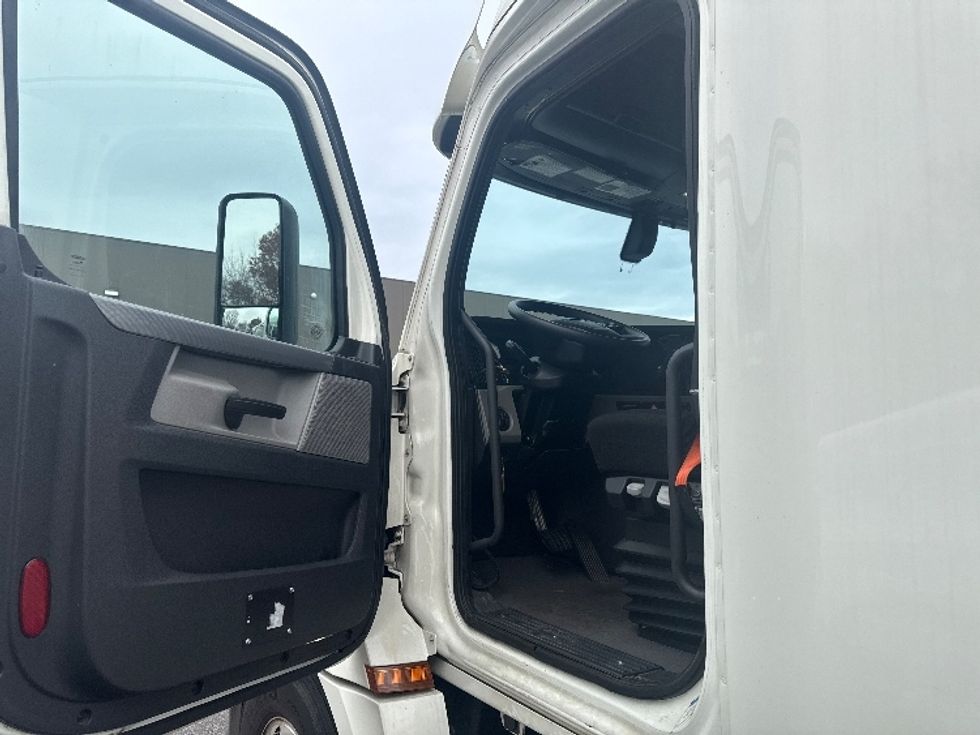 Sleeper Tractor-Heavy Duty Tractors-Freightliner-2020-T12664ST-Baltimore-MD-563,428\n\t\tmiles-$ 53,750 - Image 8