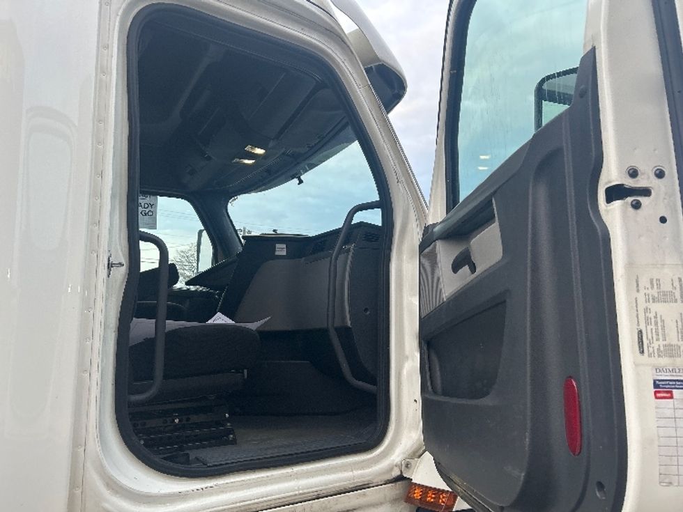 Sleeper Tractor-Heavy Duty Tractors-Freightliner-2020-T12664ST-Baltimore-MD-575,800\n\t\tmiles-$ 50,750 - Image 11