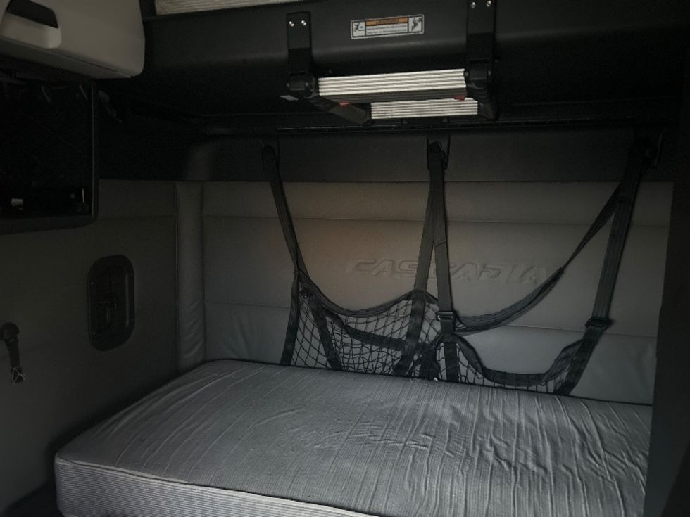 Sleeper Tractor-Heavy Duty Tractors-Freightliner-2020-T12664ST-Baltimore-MD-575,800\n\t\tmiles-$ 50,750 - Image 14