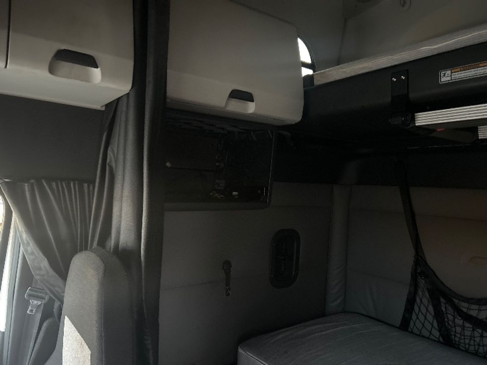 Sleeper Tractor-Heavy Duty Tractors-Freightliner-2020-T12664ST-Baltimore-MD-575,800\n\t\tmiles-$ 50,750 - Image 17