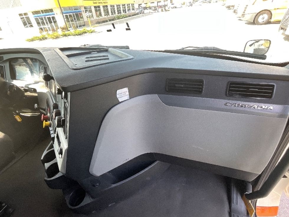 Sleeper Tractor-Heavy Duty Tractors-Freightliner-2020-T12664ST-Baltimore-MD-609,989\n\t\tmiles-$ 52,250 - Image 14