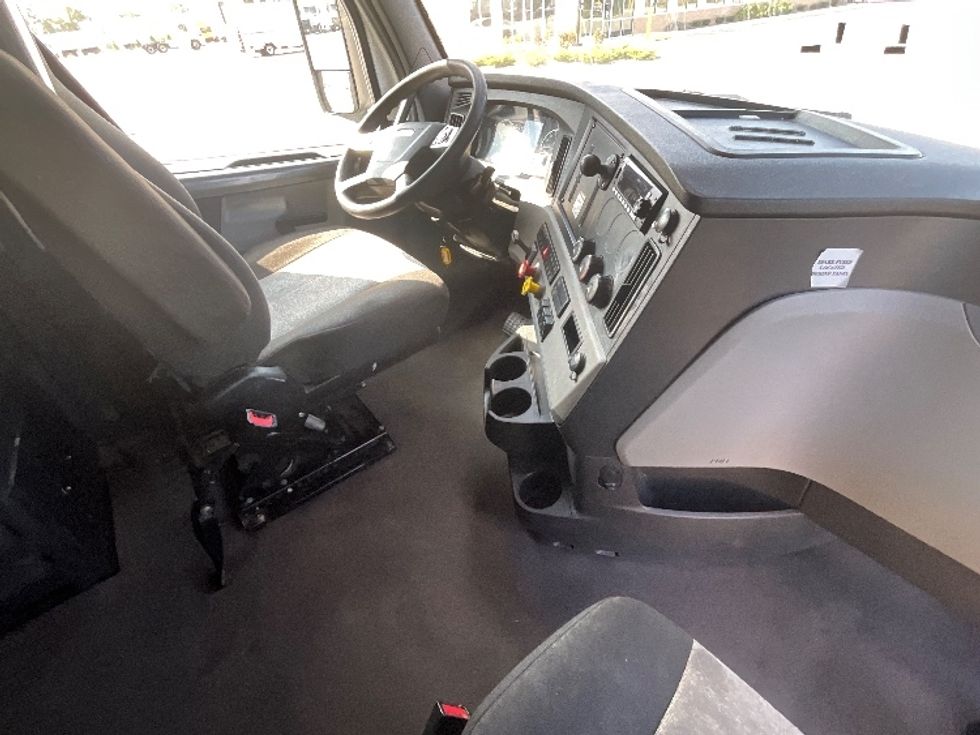 Sleeper Tractor-Heavy Duty Tractors-Freightliner-2020-T12664ST-Baltimore-MD-609,989\n\t\tmiles-$ 52,250 - Image 15