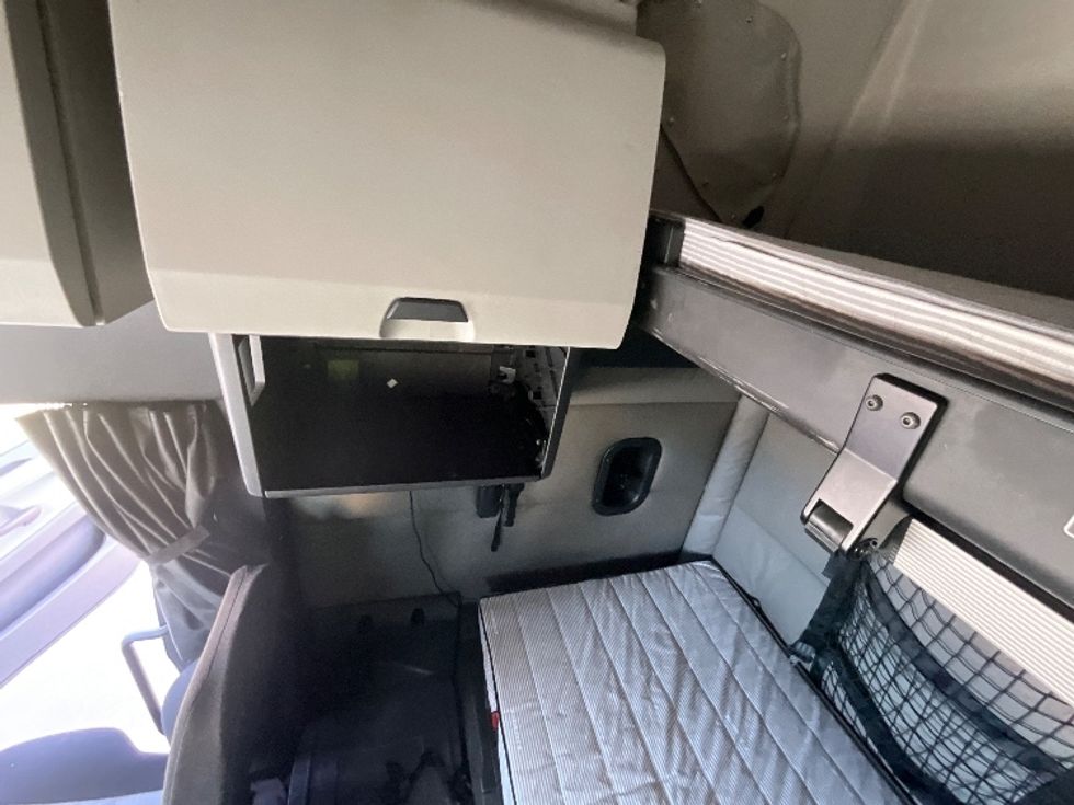 Sleeper Tractor-Heavy Duty Tractors-Freightliner-2020-T12664ST-Baltimore-MD-609,989\n\t\tmiles-$ 52,250 - Image 19