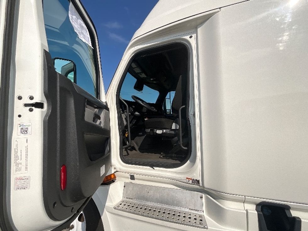 Sleeper Tractor-Heavy Duty Tractors-Freightliner-2020-T12664ST-Baltimore-MD-609,989\n\t\tmiles-$ 52,250 - Image 9