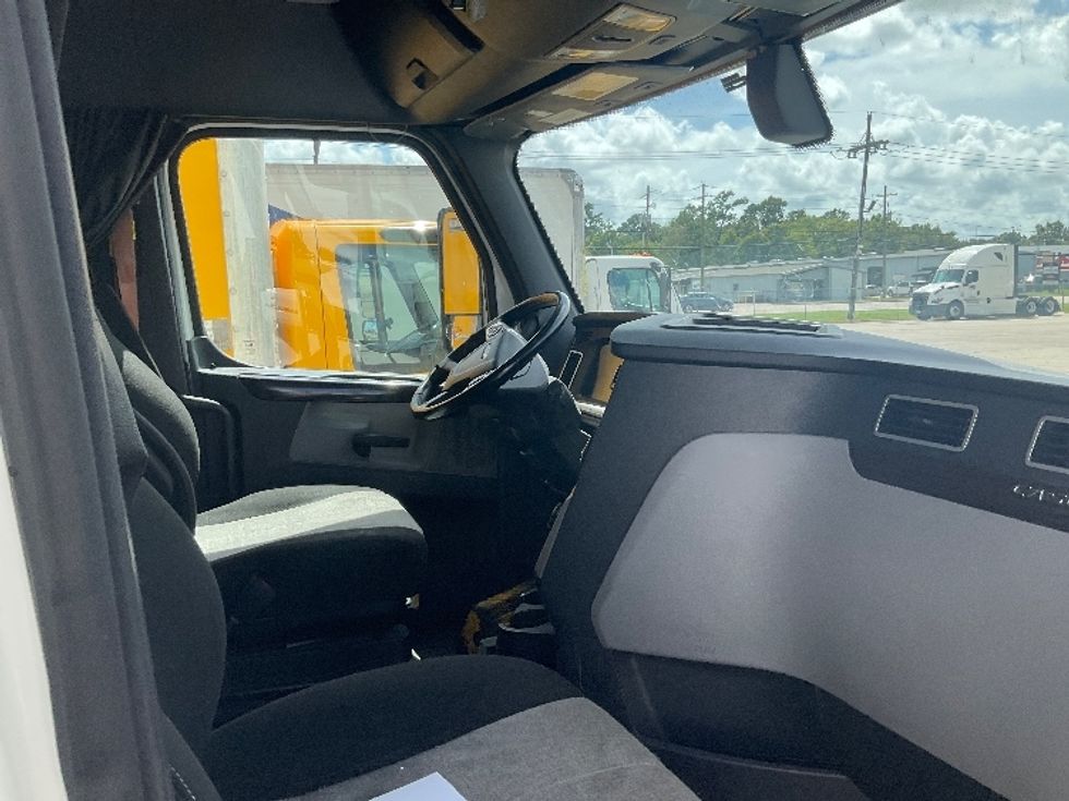 Sleeper Tractor-Heavy Duty Tractors-Freightliner-2020-T12664ST-Beaumont-TX-596,531\n\t\tmiles-$ 63,500 - Image 15