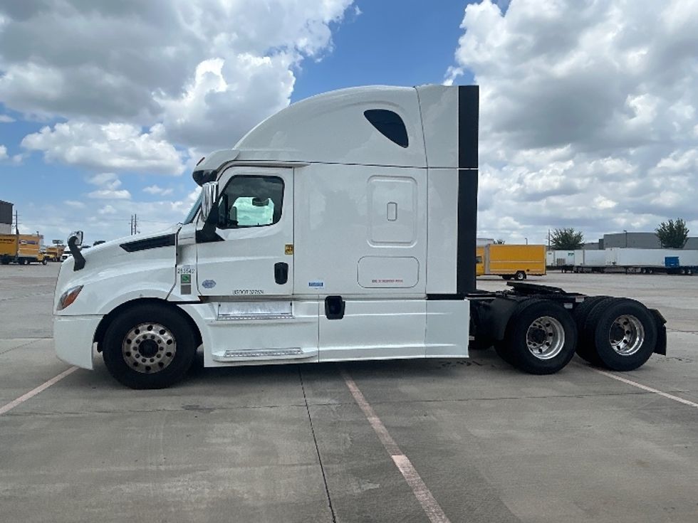 Sleeper Tractor-Heavy Duty Tractors-Freightliner-2020-T12664ST-Beaumont-TX-596,531\n\t\tmiles-$ 63,500 - Image 4