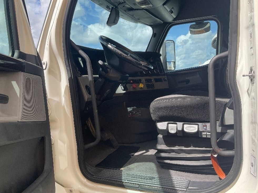 Sleeper Tractor-Heavy Duty Tractors-Freightliner-2020-T12664ST-Beaumont-TX-596,531\n\t\tmiles-$ 63,500 - Image 9